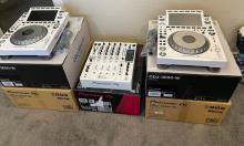 PioneerCDJ-3000-w2andDJM-900NXS2-WlimitedWhitenew.jpg