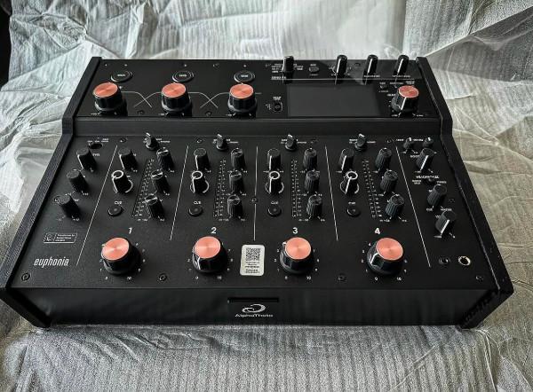 Nieu AlphaTheta Euphonia, PLAYdifferently MODEL 1
